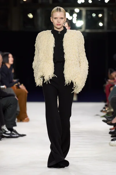 Look 16